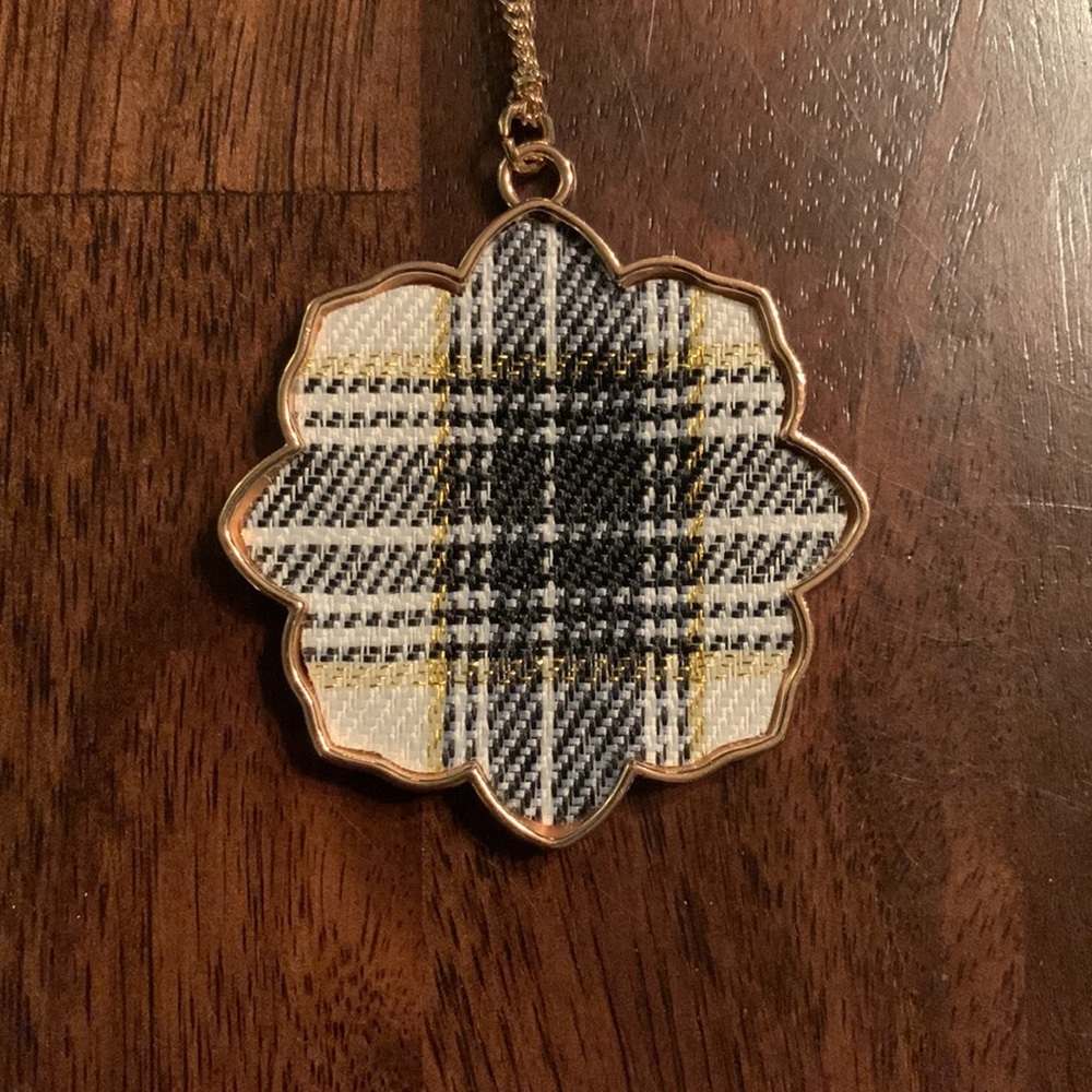 🎉3/$15 🎉 NWT Cato Light oatmeal and black plaid necklace with gold chain, new